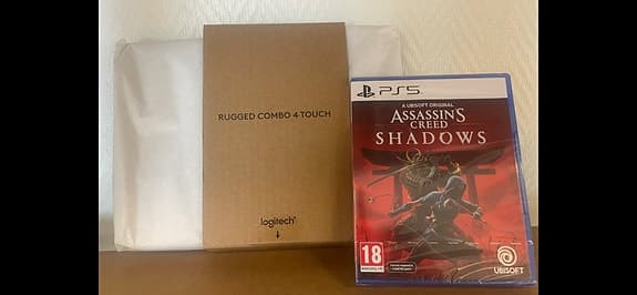 Logitech rugged combo 4-touch och ps5 spel Assasins creed