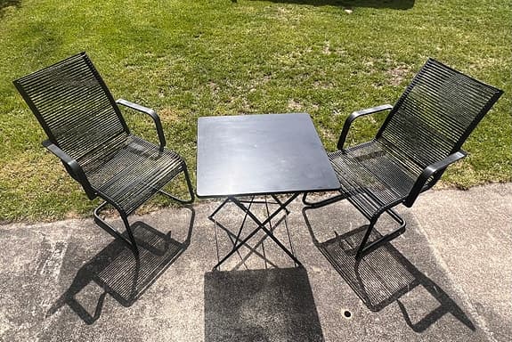 Svart caféset, 2 stolar med bord.