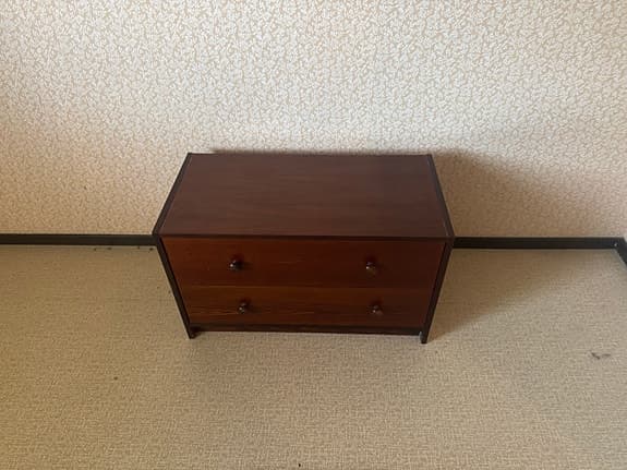 Låg byrå i mörkt trä med 2 lådor