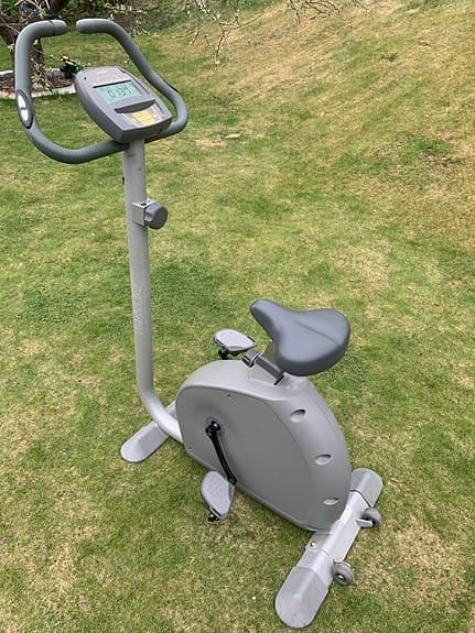 Technogym motionscykel grå