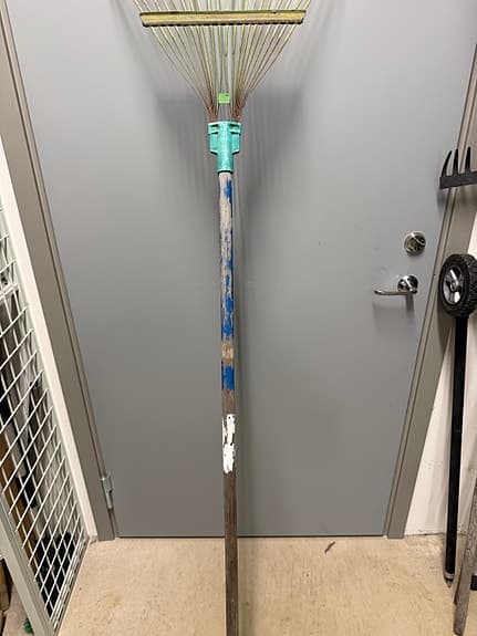 Lövräfsa med träskaft