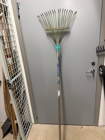 Lövräfsa med träskaft