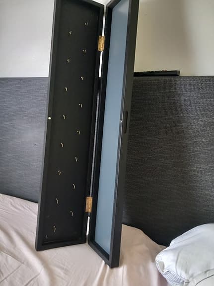 Snyggt kvalitets spegelskåp smycken eller dylikt med magnet