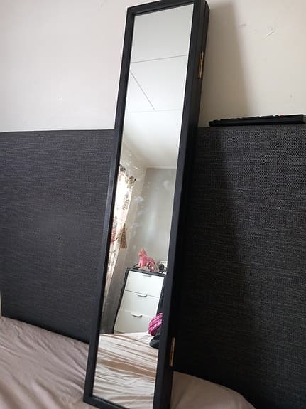 Snyggt kvalitets spegelskåp smycken eller dylikt med magnet