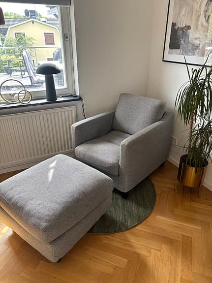 Fåtölj med tillhörande fotpall