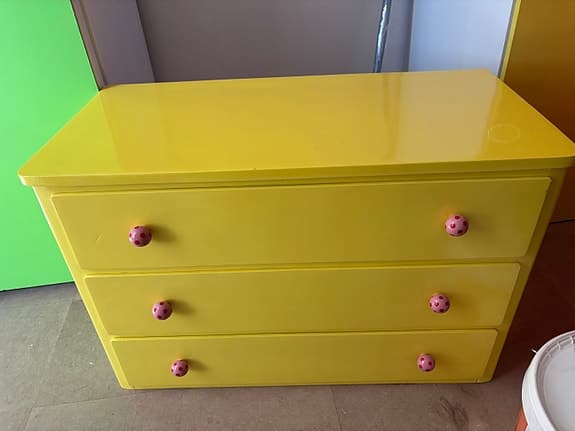 Gladgul byrå. Rosaprickiga knoppar. Retro.
