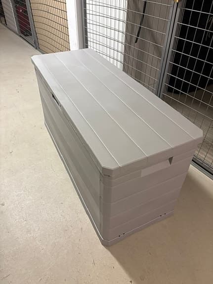 Grå förvaringslåda - Dynbox - plast för användning utomhus eller inomhus.