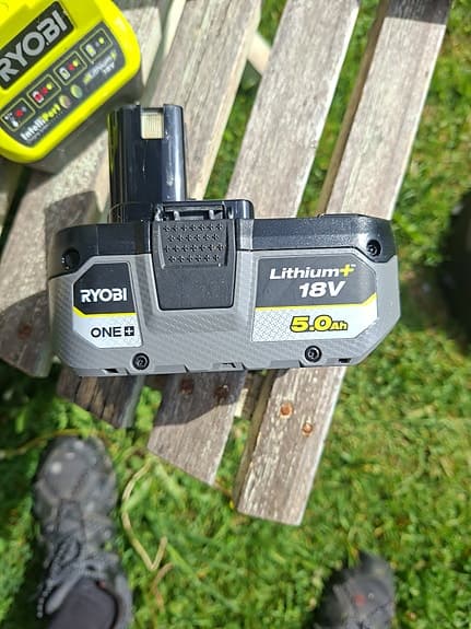 Ryobi One+ 18V grästrimmer.