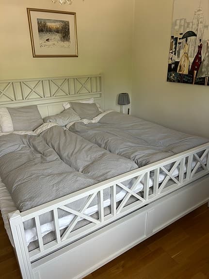 Mio vit sänggavel och matchande sängbord
