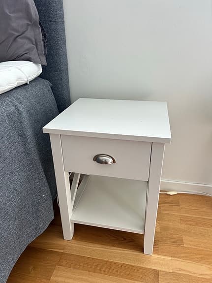 Mio vit sänggavel och matchande sängbord