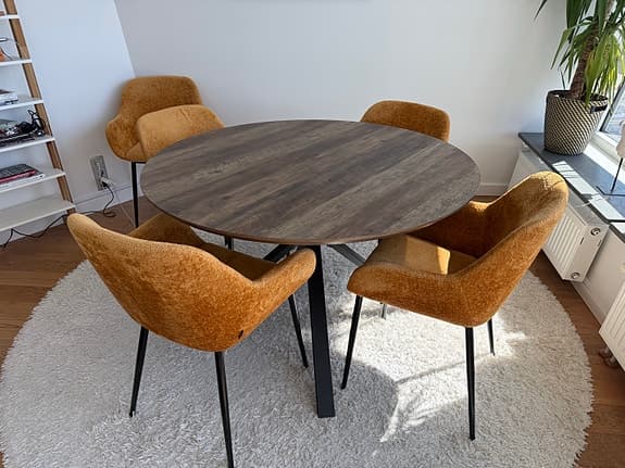 Matgrupp med 4 stolar.