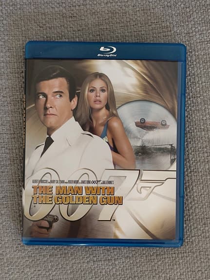 The man with the golden gun (blu-ray film)