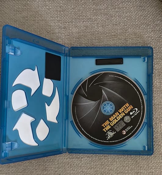 The man with the golden gun (blu-ray film)