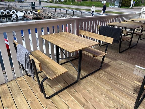 Trädgårdsbord med bänkar i trä och metall