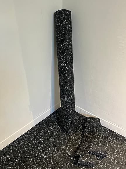 Gummigolv svart med ljusa stänk för gym / träningshörna