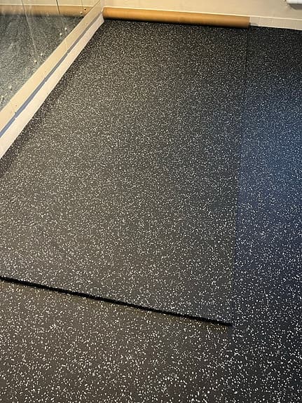 Gummigolv svart med ljusa stänk för gym / träningshörna