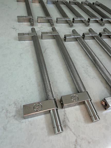 Rostfria kökshandtag i metall från picky living (Slender Bar Grip)