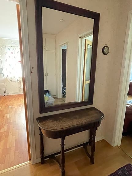 Hallbord med stor spegeln
