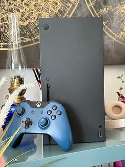 Xbox Series X spelkonsol med blå handkontroll