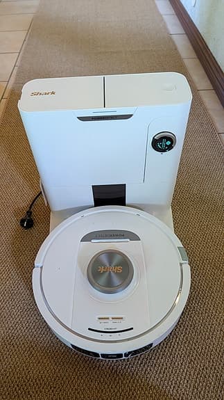 Shark robotdammsugare vit med laddstation