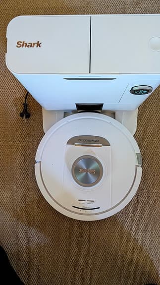 Shark robotdammsugare vit med laddstation