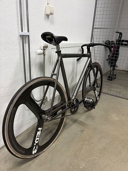 Fixie cykel med HED.3 hjul och Sugino Messenger vevparti