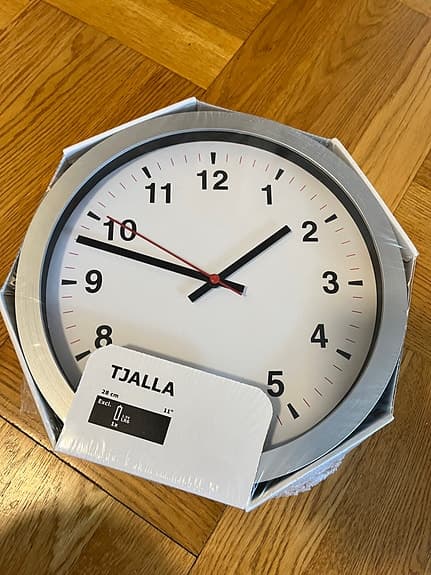 IKEA TJALLA väggklocka vit/silver