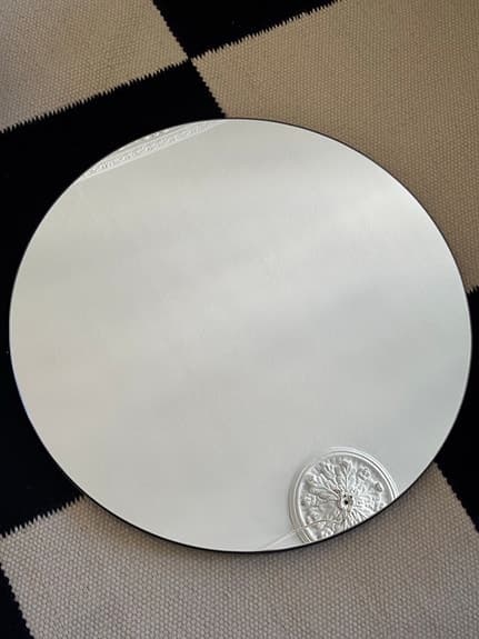 Designtorget runt spegel med dekor