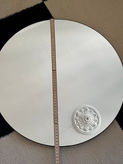 Designtorget runt spegel med dekor