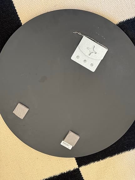 Designtorget runt spegel med dekor