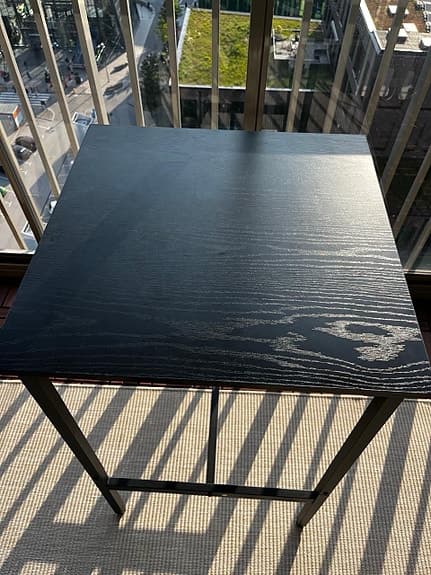 Svart barbord / högt bord i trälook – mycket fint skick