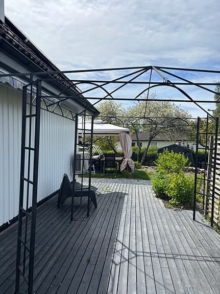 Svart metallpaviljong / pergola till altan