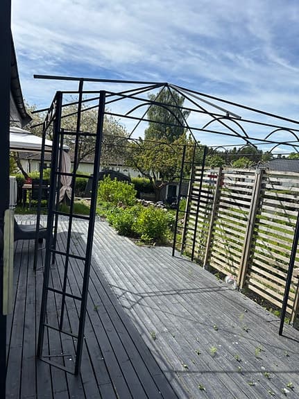 Svart metallpaviljong / pergola till altan