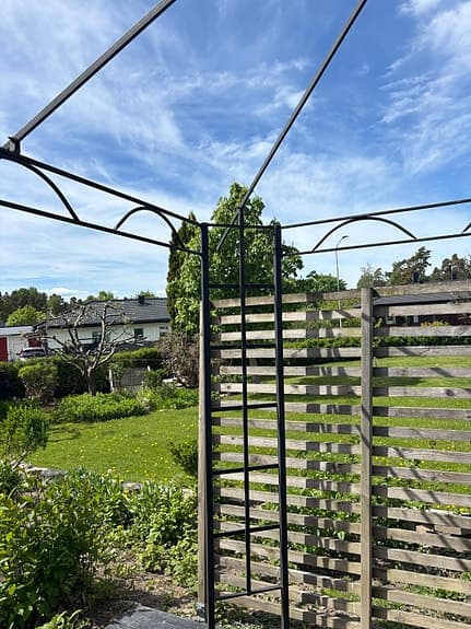 Svart metallpaviljong / pergola till altan