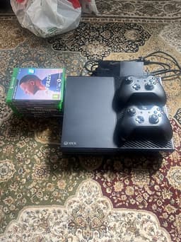 Xbox One konsol med 2 handkontroller och 9 spel