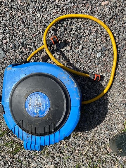 Automatisk slangvinda med trädgårdsslang gul/blå