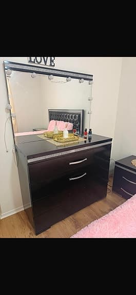 &Tradition säng med sänggavel och byrå i mörkt trä