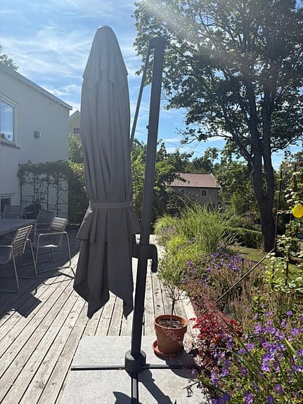 Antracitgrått fristående hängparasoll