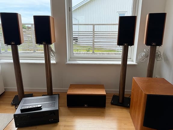 “Komplett Aurum Cantus 5.1 hifi/hemmabio med Nad T737 Receiver och stativ