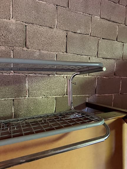 Retro Hatthylla i metall  -essem design