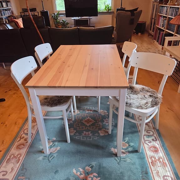 Köksbord med fyra stolar