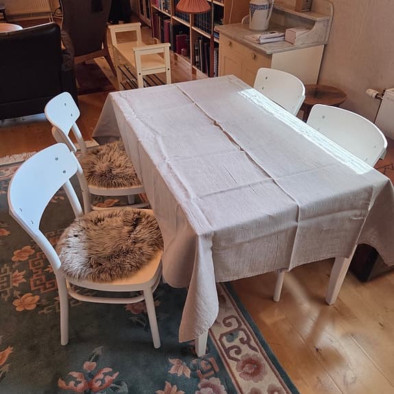 Köksbord med fyra stolar