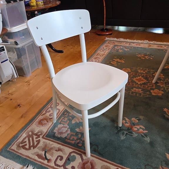 Köksbord med fyra stolar