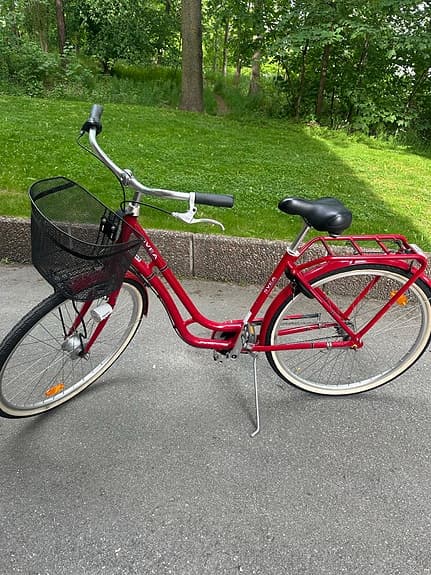 Svea damcykel röd med korg