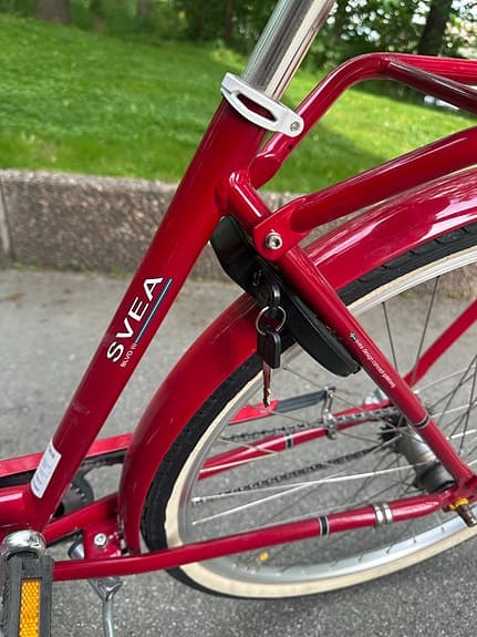 Svea damcykel röd med korg