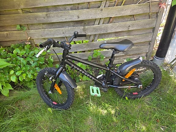 Svart barncykel 16"