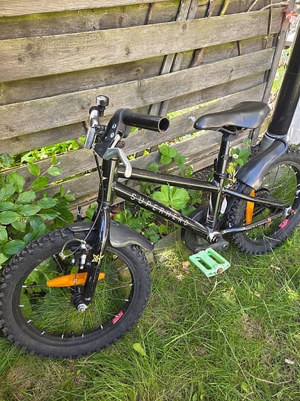 Svart barncykel 16"