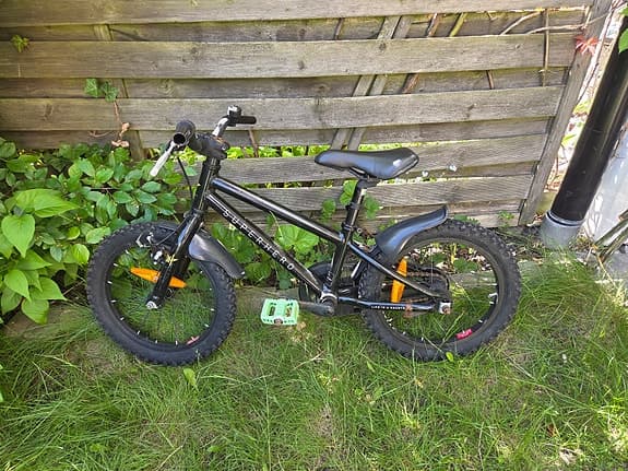 Svart barncykel 16"