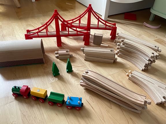 BRIO trätåg med broar och räls