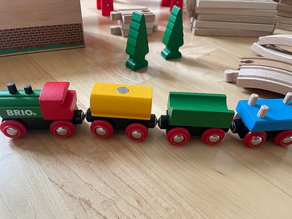BRIO trätåg med broar och räls